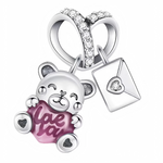 Ce charm pendentif en argent 925 met en scène un petit ours câlin tout doux avec un cœur « Love » rose sur le ventre et une enveloppe attachée. Il symbolise tendresse, déclarations d’amour et messages doux envoyés du cœur.

Caractéristiques

Matière : Argent 925, cœur émaillé rose, zircons sur l’anneau.
Design : Ours 3D expressif, enveloppe détaillée avec cœur gravé.
Compatibilité : Anneau pour bracelets et colliers européens.