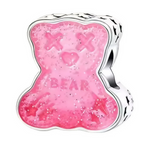 Ce charm en Argent 925 prend la forme d’un gros ourson façon bonbon gélifié, entièrement recouvert d’un émail rose translucide parsemé de petites paillettes. Les yeux sont stylisés par deux croix, le museau forme un petit cœur en relief et l’inscription « BEAR » apparaît discrètement dans la masse, comme imprimée dans le bonbon.

Caractéristiques :

-Matière : Argent 925/1000 durable et hypoallergénique, recouvert d’un émail rose effet résine gélifiée avec paillettes intégrées.
-Design : Silhouette d’ourson