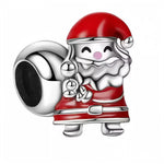 Illuminez vos fêtes de fin d’année avec ce charm pendentif Père Noël, sculpté en argent et magnifié par des finitions d’émail rouge éclatant. Son visage joyeux et ses détails minutieux – bonnet, barbe généreuse et ceinture argentée – incarnent tout l’esprit chaleureux et convivial de Noël. Parfait pour personnaliser votre bracelet ou collier, ce bijou apporte instantanément une touche festive et magique à votre collection, idéale pour offrir un sourire et un souvenir précieux à l’approche des fêtes.