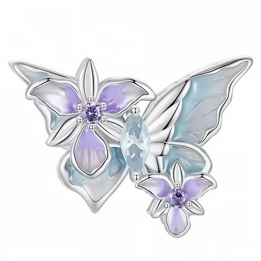 Un charm en Argent 925 représentant un papillon bleu posé sur une fleur violette, apportant une touche délicate et colorée à votre bracelet.

Caractéristiques
– Matière : Argent 925
– Design : Papillon bleu sur fleur violette
– Style : Féminin, poétique et printanier