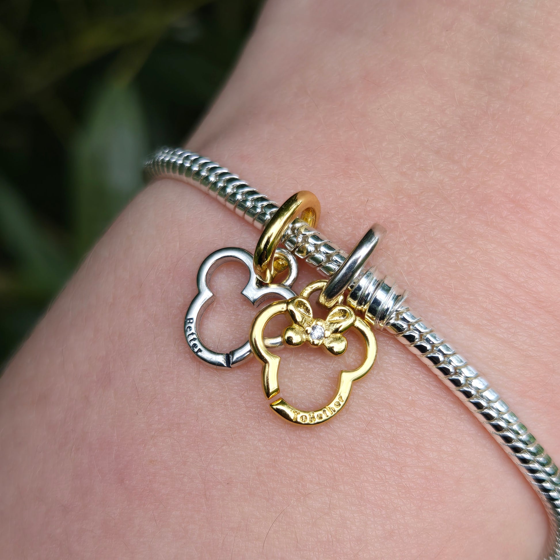 Ajoutez un peu de magie Disney à votre bracelet avec le Charm à Partager Disney Mickey et Minnie, finement conçu en argent 925. Ce charm unique se divise en deux parties, l'une représentant Mickey et l'autre Minnie, symbolisant l'amour, la complicité et les moments partagés. Parfait pour les amoureux de l'univers Disney, il incarne l'esprit de la romance et de l'amitié éternelle.

Offrez une moitié à un être cher pour marquer un lien spécial ou conservez les deux parties pour célébrer l'unité et la magie de