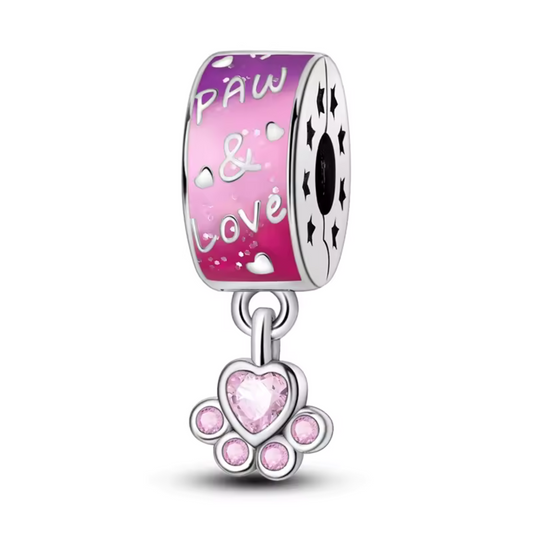 Ajoutez une touche adorable et pleine de tendresse à votre collection avec ce charm unique Paw et Love avec une Patte de Chien Suspendue ! Conçu en argent 925, ce charm représente une patte de chien suspendue, délicatement réalisée pour capturer l’esprit affectueux et complice des moments partagés avec vos compagnons à quatre pattes. Ce design joyeux et émouvant est parfait pour les amoureux des animaux.