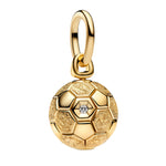 Apporte une touche sportive et élégante à ton bracelet avec ce charm pendant ballon de foot doré. Inspiré de l’univers du football, ce bijou met en valeur un ballon stylisé avec une finition dorée lumineuse, pour un rendu à la fois moderne et raffiné. Un charm original et plein d’énergie, parfait pour les fans de foot et les bijoux symboliques.

Caractéristiques :

- Matière : Argent 925.
- Design : Ballon de foot en version pendentif avec finitions soignées.
- Dimensions : Taille délicate et confortable à 