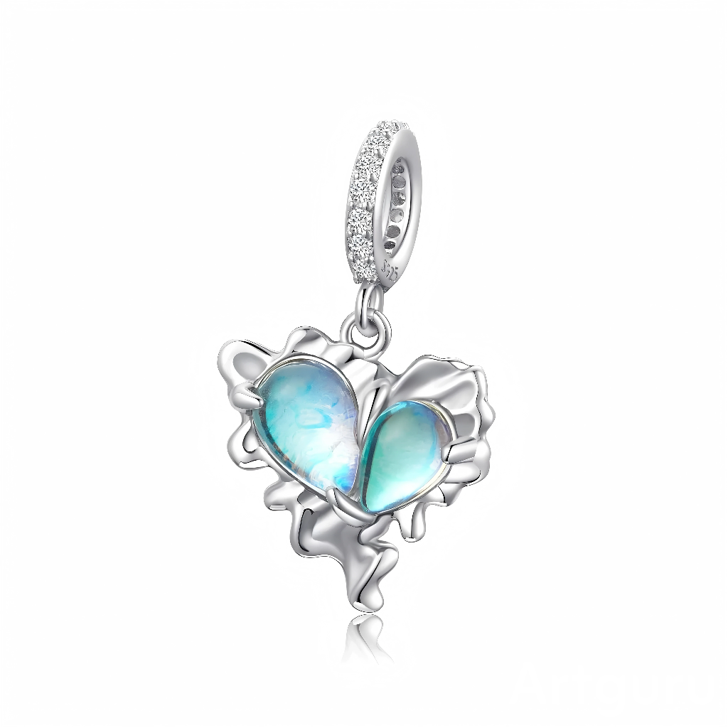 Ce charm pendant en argent 925 représente un cœur organique aux contours fluides, comme façonné par les vagues, au centre duquel deux cabochons opalescents bleu‑lagon se rejoignent pour former un cœur lumineux. La bélière, finement pavée de petits cristaux transparents, ajoute une brillance délicate qui rappelle les reflets du soleil sur la surface de la mer.