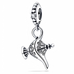 Faites un vœu et laissez-vous emporter par la magie avec ce charm représentant la célèbre lampe d'Aladdin. Disponible en argenté ou doré, ce bijou en argent 925 incarne l'enchantement et les mystères des contes orientaux. Parfait pour les rêveurs, les amateurs de contes et les passionnés de l'univers d'Aladdin, ce charm est un hommage à la magie, aux génies et aux souhaits exaucés.