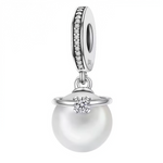 Ce charm pur élégant expose une perle blanche irisée parfaite surmontée d'une bague fine sertie d'un cristal central étincelant, anneau supérieur serti cristaux linéaires. Les formes rondes et lustre nacré transmettent sophistication discrète du pendentif (S925). Symbole de pureté raffinée et promesses éternelles, il sublime les bracelets d'une touche luxueuse intemporelle.

Caractéristiques

Matière : Argent 925 avec perle et cristaux blancs.
Design : Perle bague cristal anneau sertis, ronde suspension.
St