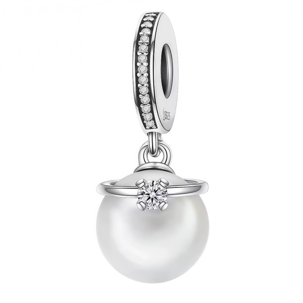 Ce charm pur élégant expose une perle blanche irisée parfaite surmontée d'une bague fine sertie d'un cristal central étincelant, anneau supérieur serti cristaux linéaires. Les formes rondes et lustre nacré transmettent sophistication discrète du pendentif (S925). Symbole de pureté raffinée et promesses éternelles, il sublime les bracelets d'une touche luxueuse intemporelle.

Caractéristiques

Matière : Argent 925 avec perle et cristaux blancs.
Design : Perle bague cristal anneau sertis, ronde suspension.
St