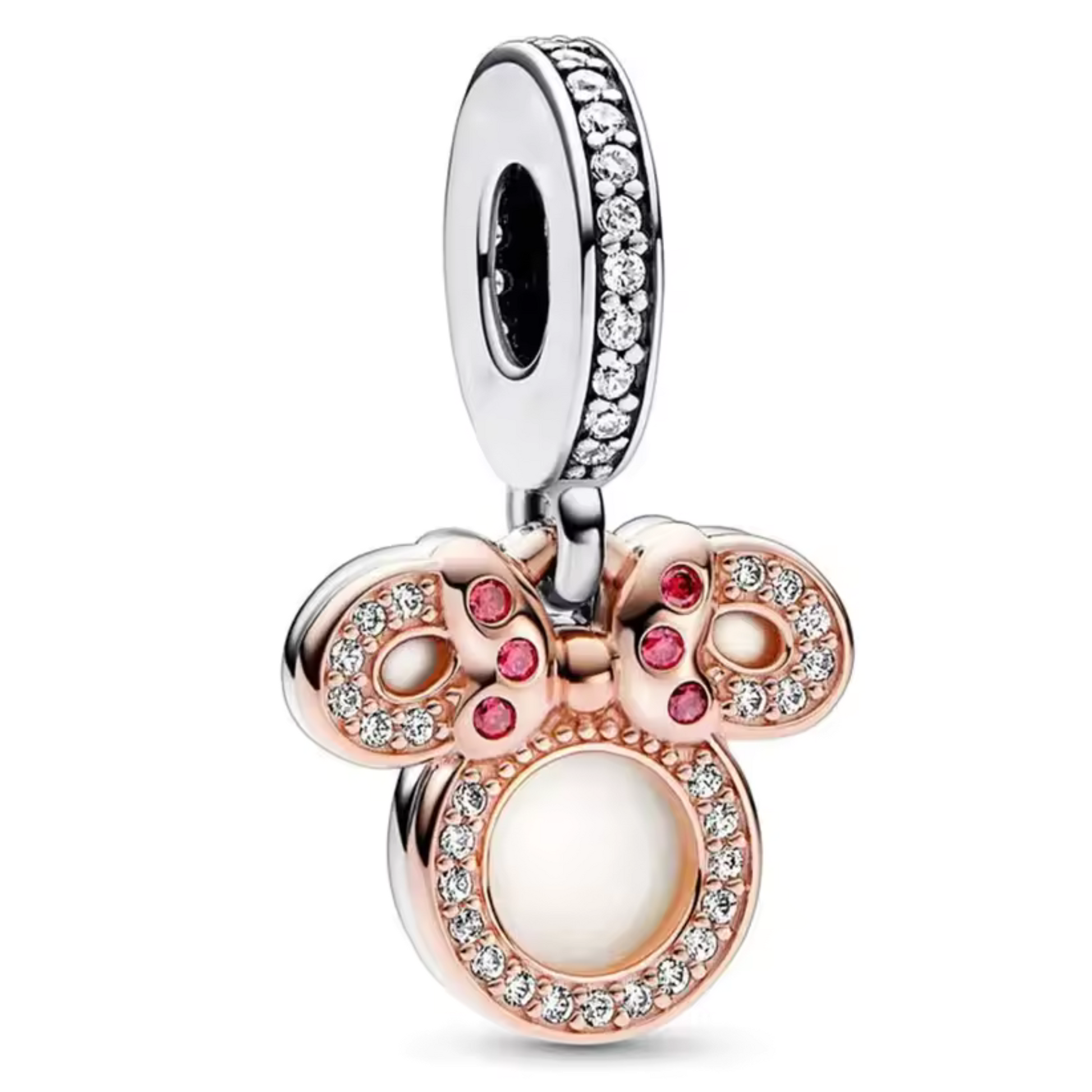Ajoutez une touche de magie Disney à votre collection avec ce charm Tête de Minnie ! Fabriqué en argent S925, ce charm adorable représente la célèbre tête de Minnie Mouse, avec ses oreilles emblématiques et son nœud rouge à pois. Parfait pour les fans de Disney et ceux qui aiment afficher leur style ludique, ce charm est également compatible avec les bracelets Pandora, permettant une personnalisation infinie de votre bijou.