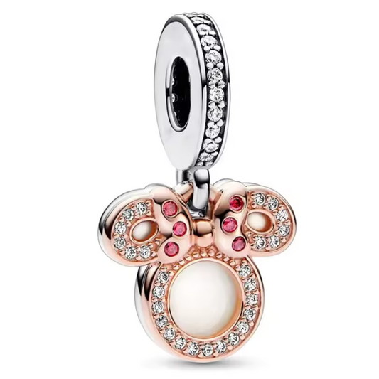 Ajoutez une touche de magie Disney à votre collection avec ce charm Tête de Minnie ! Fabriqué en argent S925, ce charm adorable représente la célèbre tête de Minnie Mouse, avec ses oreilles emblématiques et son nœud rouge à pois. Parfait pour les fans de Disney et ceux qui aiment afficher leur style ludique, ce charm est également compatible avec les bracelets Pandora, permettant une personnalisation infinie de votre bijou.