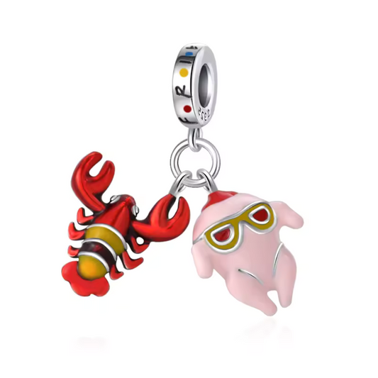 Revivez les moments les plus emblématiques de la série Friends avec ce charm unique combinant un homard et une dinde, symboles inoubliables de l’amitié et des situations hilarantes des personnages. Fabriqué en argent 925, ce bijou est parfait pour les fans de la série culte, mêlant humour et nostalgie.
