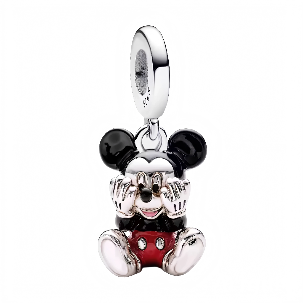 Retrouvez l’emblème Disney dans une version pleine de tendresse et d’humour avec ce charm Mickey Mouse assis, jouant à cache-cache en se cachant les yeux derrière ses mains ! Parfait pour apporter une touche espiègle et joyeuse à votre bracelet à charms, ce bijou séduit par ses finitions argentées et ses couleurs iconiques : le short rouge, les oreilles noires et le sourire malicieux.

Ce charm est l’allié des collectionneurs et des fans de Disney souhaitant une pièce originale, attachante et lumineuse pour