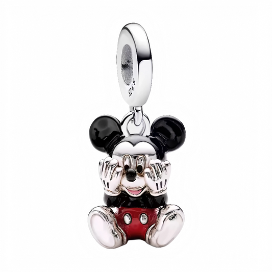 Retrouvez l’emblème Disney dans une version pleine de tendresse et d’humour avec ce charm Mickey Mouse assis, jouant à cache-cache en se cachant les yeux derrière ses mains ! Parfait pour apporter une touche espiègle et joyeuse à votre bracelet à charms, ce bijou séduit par ses finitions argentées et ses couleurs iconiques : le short rouge, les oreilles noires et le sourire malicieux.

Ce charm est l’allié des collectionneurs et des fans de Disney souhaitant une pièce originale, attachante et lumineuse pour
