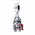 Rejoignez le côté obscur adorablement avec ce charm Stormtrooper chibi Star Wars en argent sterling 925, sculpté en 3D avec casque iconique, cape rouge virevoltante et blaster prêt du Premier Ordre (Sequel Trilogy). Ce soldat impérial mini, au regard déterminé et pose dynamique, pend d’une bélière ronde lisse compatible bracelets Pandora – duo imparable avec Baby Yoda pour un bracelet galactique équilibré. Poinçonné S925, sans nickel et blindé contre les rebelles, il capture loyauté, menace mignonne et bata