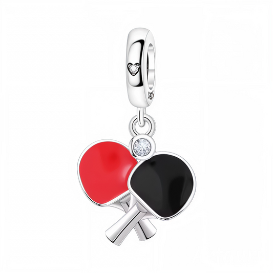 Affichez votre passion pour le ping-pong avec ce charm pendentif en argent 925 représentant deux raquettes miniatures aux couleurs contrastées : une noire élégante et une rouge dynamique. Ce bijou finement détaillé capture l’énergie, la compétition et la précision du sport de raquette. Parfait pour les amateurs de ping-pong et les fans de sport, ce charm apporte une touche de dynamisme et de fun à votre collection.