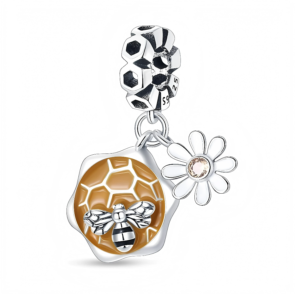 Ce charm pendentif en argent célèbre la nature avec un médaillon en forme de rayon de miel doré en relief, sur lequel une petite abeille brillante semble se poser. À ses côtés, une délicate marguerite argentée au centre serti d’un cristal champagne ajoute une touche fleurie, tandis que la bélière est décorée de motifs alvéolés rappelant une ruche.