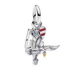 Apporte une touche symbolique et élégante à ton bracelet avec ce charm pendentif aigle et cœur. Son design original associe la force de l’aigle à un cœur décoré aux couleurs patriotiques, pour un bijou à la fois expressif et raffiné. Un charm plein de caractère, parfait pour les amoureux des symboles forts et des accessoires uniques.

Caractéristiques :
-&nbsp;Matière : Argent 925.
-&nbsp;Design : Pendentif aigle avec cœur décoratif et finition brillante.
-&nbsp;Dimensions : Taille délicate et confortable à