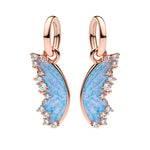 Apporte une touche aérienne et raffinée à ton bracelet avec ce charm pendentif ailes bleu ciel. Son design délicat, ses lignes courbées et ses détails brillants en font un bijou élégant et lumineux. Un pendentif poétique et moderne, parfait pour symboliser la liberté, la légèreté et l’évasion.

Caractéristiques :

- Matière : Argent 925 avec finition émail bleu ciel et strass.
- Design : Ailes stylisées en version pendentif, avec finitions soignées.
- Dimensions : Taille délicate et confortable à porter.
- 