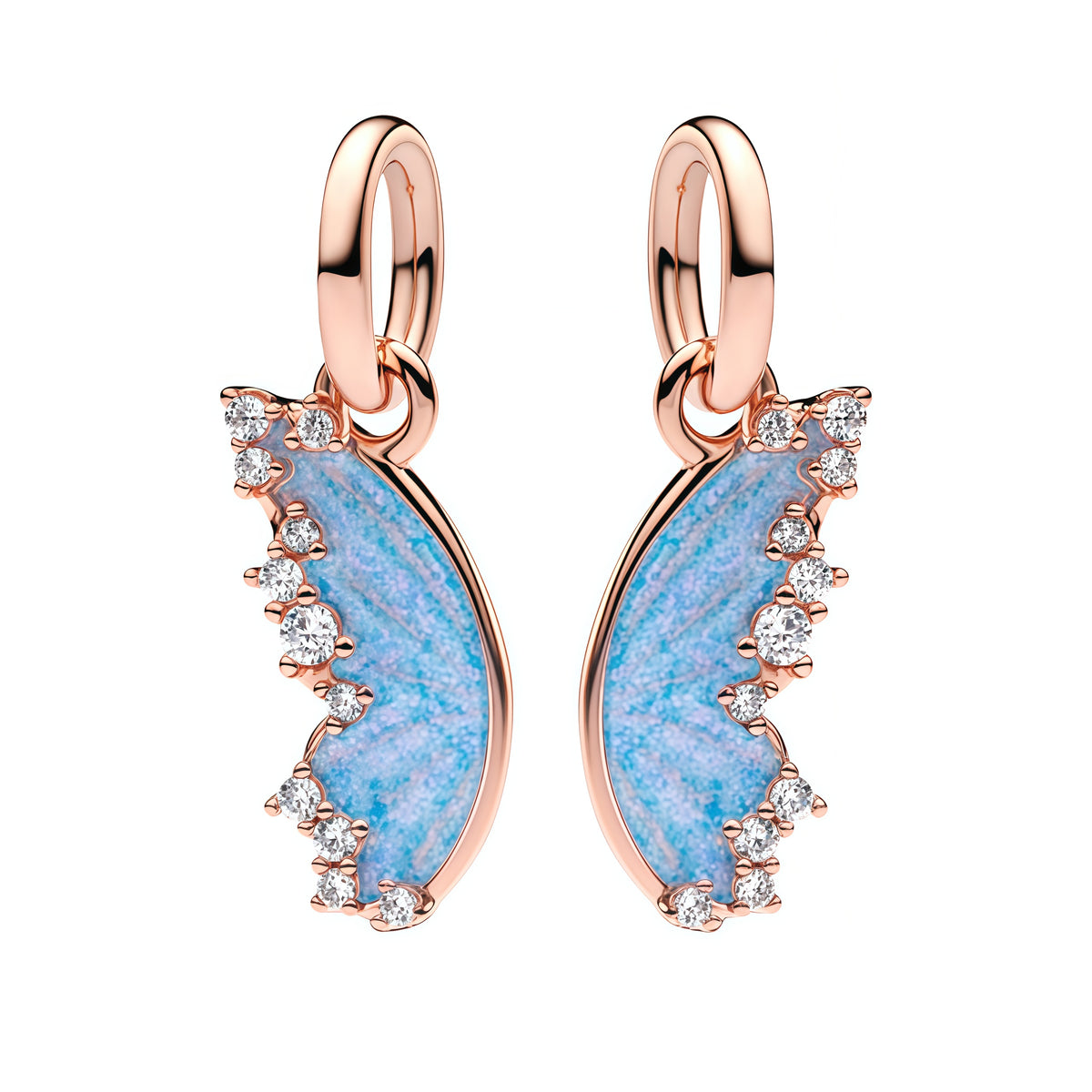 Apporte une touche aérienne et raffinée à ton bracelet avec ce charm pendentif ailes bleu ciel. Son design délicat, ses lignes courbées et ses détails brillants en font un bijou élégant et lumineux. Un pendentif poétique et moderne, parfait pour symboliser la liberté, la légèreté et l’évasion.

Caractéristiques :

- Matière : Argent 925 avec finition émail bleu ciel et strass.
- Design : Ailes stylisées en version pendentif, avec finitions soignées.
- Dimensions : Taille délicate et confortable à porter.
- 