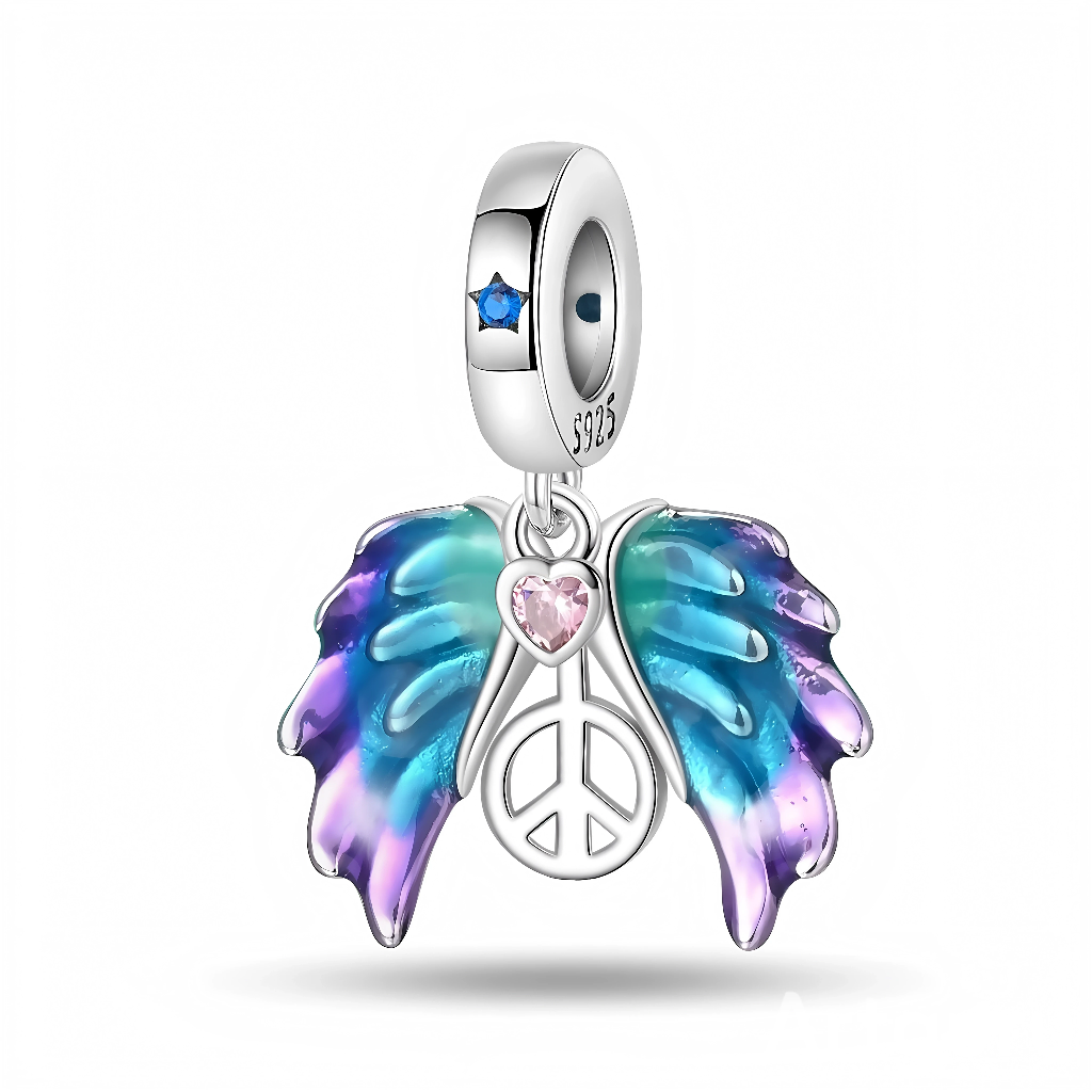 Ce charm pendant en argent 925 représente une paire d’ailes d’ange déployées, recouvertes d’un émail dégradé bleu, turquoise et violet pour un effet irisé très lumineux. Au centre, un symbole peace en argent est surmonté d’un petit cœur rose pavé, le tout suspendu à une bélière lisse ornée d’un cristal bleu profond.

Caractéristiques :

-Matière : Argent 925 avec émail multicolore et cristaux roses et bleus.
-Design : Grandes ailes d’ange colorées autour d’un symbole peace et d’un cœur scintillant.
-Coloris