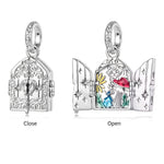 Apporte une touche mystérieuse et féerique à ton bracelet avec ce charm pendentif Alice au pays des merveilles avec le Chat du Cheshire. Inspiré de l’univers enchanteur d’Alice, ce bijou en argent 925 met en valeur le célèbre chat au sourire énigmatique, symbole de malice, de magie et d’imagination. Un charm original et raffiné, parfait pour les amoureux des contes et des pièces pleines de caractère.

Caractéristiques :

- Matière : Argent 925.
- Design : Pendentif inspiré d’Alice au pays des merveilles ave