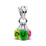 Ce charm pendant en argent 925 met en scène trois petites ampoules suspendues, émaillées de couleurs vives jaune, vert et rose, formant ensemble le mot « RUN ». Les ampoules sont regroupées sur un anneau lisse relié à une bélière élégante, créant un mouvement léger à chaque geste et un effet très graphique au poignet.