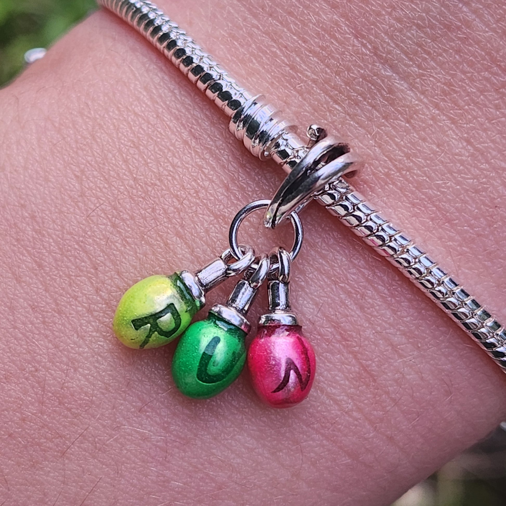 Ajoutez une touche d'adrénaline et de mystère à votre collection avec ce charm Ampoules "RUN" inspiré de Stranger Things. Confectionné en métal brillant et délicatement conçu, ce charm représente une série d'ampoules éclairées avec l'inscription "RUN" gravée, évoquant l'urgence et l'excitation de l'univers fantastique de la série. Ce bijou unique capture l'esprit d'aventure et de suspense, parfait pour les fans de récits surnaturels et de nostalgie des années 80. Compatible avec les bracelets Pandora, ce ch
