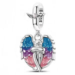 Ce charm représente une silhouette d’ange assis, entouré de grandes ailes déployées en argent 925 remplies d’émaux dégradés bleu, violet et rose pour un effet ciel au crépuscule. La bélière lisse est décorée d’un petit motif ailé discret, ajoutant une touche de douceur et de protection à l’ensemble, idéal à porter au quotidien ou pour marquer un souvenir précieux.