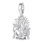 Charm pendentif élégant représentant Apollon, dieu grec de la musique, des arts et de la lumière. Finement travaillé en argent 925, ce modèle le représente avec sa lyre et les rayons solaires entourant sa tête. Le bandeau « APOLLO » vient compléter ce design inspiré de la mythologie grecque.

Caractéristiques :

- Matière : Argent 925.
- Design : Apollon accompagné de sa lyre et d’un halo de rayons solaires.
- Style : Mythologique, majestueux, élégant et intemporel.
- Symbolique : Lumière, musique, beauté, 