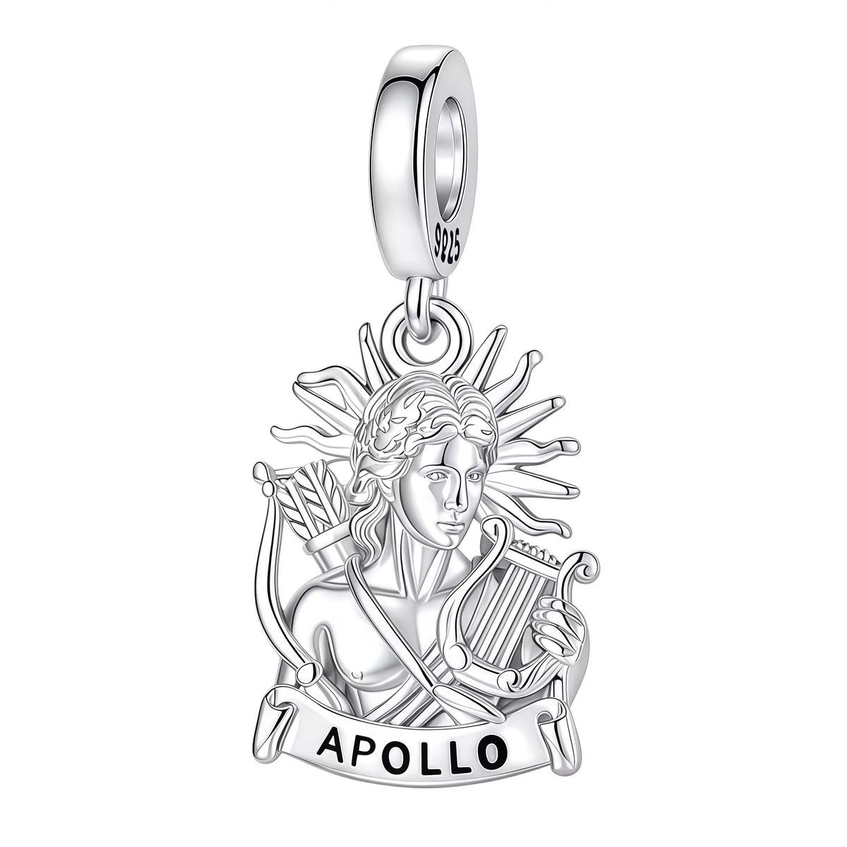 Charm pendentif élégant représentant Apollon, dieu grec de la musique, des arts et de la lumière. Finement travaillé en argent 925, ce modèle le représente avec sa lyre et les rayons solaires entourant sa tête. Le bandeau « APOLLO » vient compléter ce design inspiré de la mythologie grecque.

Caractéristiques :

- Matière : Argent 925.
- Design : Apollon accompagné de sa lyre et d’un halo de rayons solaires.
- Style : Mythologique, majestueux, élégant et intemporel.
- Symbolique : Lumière, musique, beauté, 