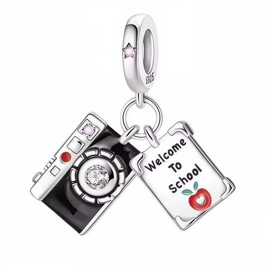 Capturez les souvenirs inoubliables de la rentrée avec ce charm pendentif original en argent 925. Il associe un petit appareil photo émaillé de noir à un livre finement gravé de l’inscription "Welcome to School". Un duo symbolique qui évoque à la fois les premiers jours d’école, les découvertes, les nouvelles rencontres et les moments à immortaliser. Un bijou parfait pour les passionnés de photographie, les enseignants ou les étudiants au cœur curieux.