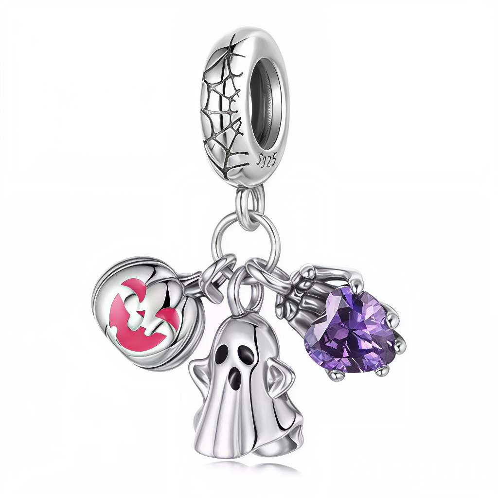 Ce charm en argent 925 arbore un anneau supérieur texturé toile d’araignée avec huit pattes déployées, duquel pendent trois éléments Halloween : une boule pumpkin rouge fantomatique, un fantôme dodu aux yeux noirs expressifs et une améthyste violette taillée cœur aux griffes osseuses. Il distille une atmosphère Halloween joyeusement macabre, parfait pour animer un bracelet d’une panoplie terrifiante festive.

Caractéristiques :

Matière : Argent 925, émail rouge-blanc-noir, améthyste violette, strass
Design