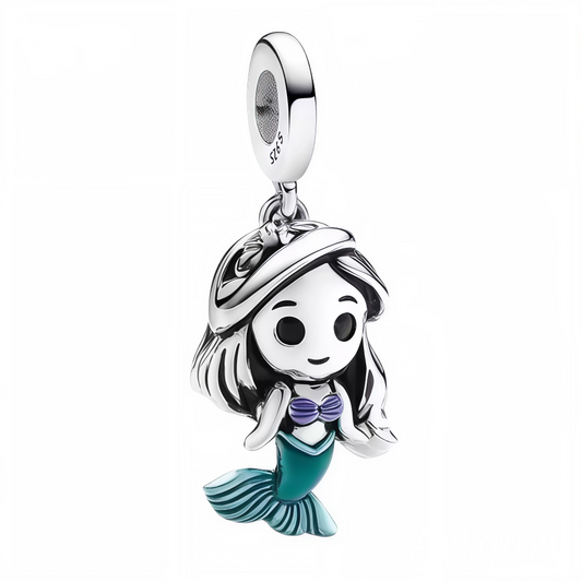 Plongez dans un univers enchanté avec ce charm pendentif en argent 925 représentant Ariel, la célèbre Petite Sirène. Finement sculptée, cette version argentée se distingue par sa queue délicatement émaillée en bleu, apportant une touche de couleur et de mystère à ce bijou poétique. Parfait pour les fans de Disney qui rêvent d’évasion marine et de charme féerique.
