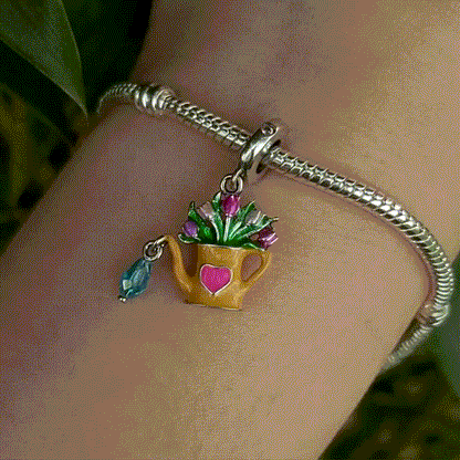 Ajoutez une touche de fraîcheur et de poésie à votre collection avec ce ravissant Charm Arrosoir Fleuri. Fabriqué en argent 925, ce charm représente un arrosoir miniature débordant de fleurs délicates, symbolisant la beauté de la nature et la joie de faire fleurir vos rêves. Chaque détail est finement travaillé pour capturer l’élégance et le charme des jardins en pleine floraison.

Parfait pour les amoureux de la nature et du jardinage, ce charm est une célébration de la vie, de la croissance et du renouvea