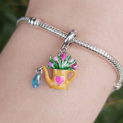 Ajoutez une touche de fraîcheur et de poésie à votre collection avec ce ravissant Charm Arrosoir Fleuri. Fabriqué en argent 925, ce charm représente un arrosoir miniature débordant de fleurs délicates, symbolisant la beauté de la nature et la joie de faire fleurir vos rêves. Chaque détail est finement travaillé pour capturer l’élégance et le charme des jardins en pleine floraison.

Parfait pour les amoureux de la nature et du jardinage, ce charm est une célébration de la vie, de la croissance et du renouvea