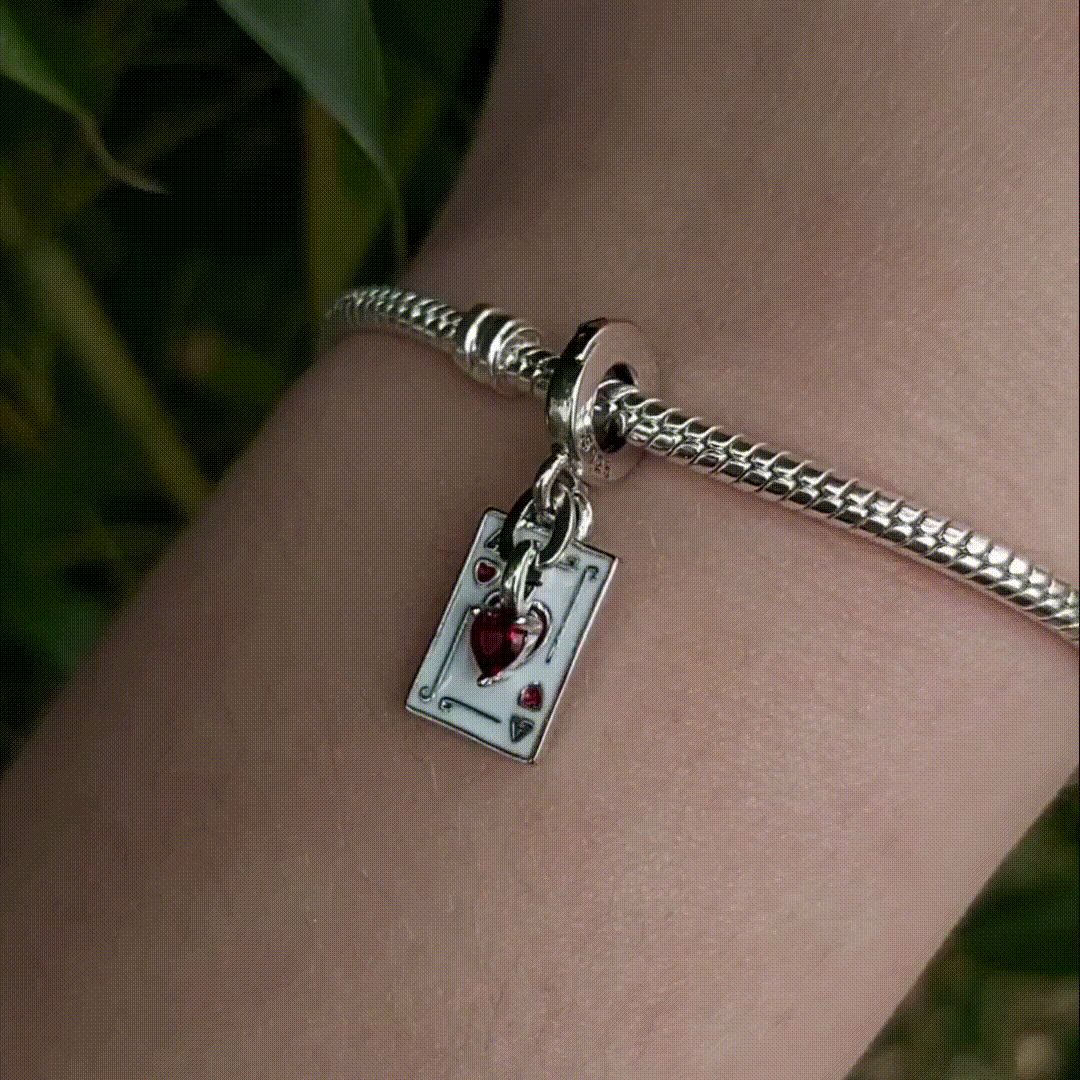 Ce charm pendentif raffiné et élégant représente un As de Cœur inspiré par l'univers Disney, parfait pour les fans des contes intemporels et des classiques enchanteurs. Conçu avec des détails minutieux, il incarne toute la magie et la fantaisie de Disney, offrant une touche scintillante à n'importe quel bracelet ou collier. Ce charm est un symbole d'amour et de passion, tout en rendant hommage à l'univers des jeux de cartes classiques. Fabriqué en argent sterling de haute qualité, il est orné de subtiles to