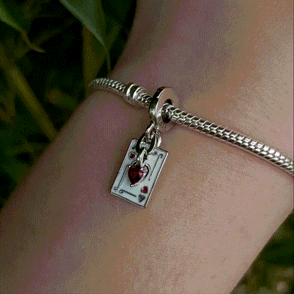 Ce charm pendentif raffiné et élégant représente un As de Cœur inspiré par l'univers Disney, parfait pour les fans des contes intemporels et des classiques enchanteurs. Conçu avec des détails minutieux, il incarne toute la magie et la fantaisie de Disney, offrant une touche scintillante à n'importe quel bracelet ou collier. Ce charm est un symbole d'amour et de passion, tout en rendant hommage à l'univers des jeux de cartes classiques. Fabriqué en argent sterling de haute qualité, il est orné de subtiles to