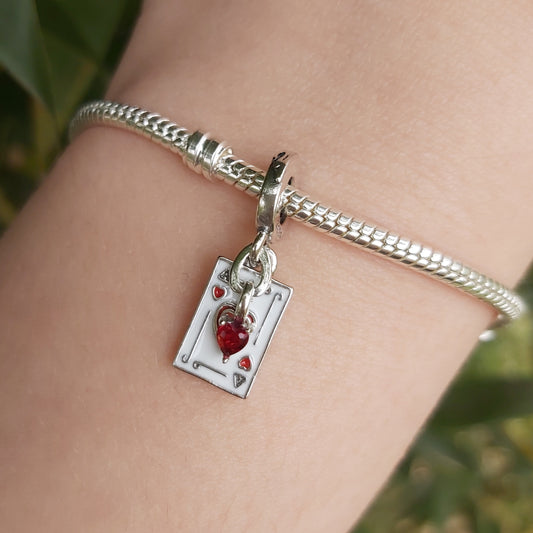 Ce charm pendentif raffiné et élégant représente un As de Cœur inspiré par l'univers Disney, parfait pour les fans des contes intemporels et des classiques enchanteurs. Conçu avec des détails minutieux, il incarne toute la magie et la fantaisie de Disney, offrant une touche scintillante à n'importe quel bracelet ou collier. Ce charm est un symbole d'amour et de passion, tout en rendant hommage à l'univers des jeux de cartes classiques. Fabriqué en argent sterling de haute qualité, il est orné de subtiles to