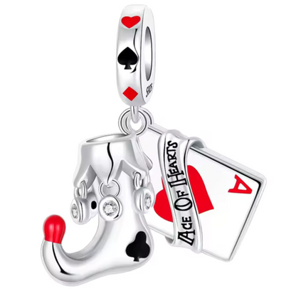 Ajoutez une touche de mystère et de jeu à votre bracelet avec ce charm en argent 925 représentant un As de cœur accompagné de la chaussure du Joker. Symbole de chance, de rebondissements et d’audace, ce bijou allie l’élégance du jeu de cartes à la folie et l’imprévisibilité du personnage du Joker.

Son design unique, combinant l’As de cœur et un accessoire emblématique du Joker, apportera une note originale et pleine de caractère à votre collection.