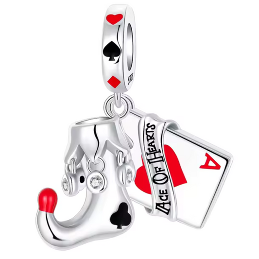 Ajoutez une touche de mystère et de jeu à votre bracelet avec ce charm en argent 925 représentant un As de cœur accompagné de la chaussure du Joker. Symbole de chance, de rebondissements et d’audace, ce bijou allie l’élégance du jeu de cartes à la folie et l’imprévisibilité du personnage du Joker.

Son design unique, combinant l’As de cœur et un accessoire emblématique du Joker, apportera une note originale et pleine de caractère à votre collection.