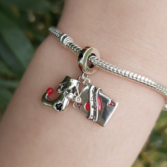 Ajoutez une touche de mystère et de jeu à votre bracelet avec ce charm en argent 925 représentant un As de cœur accompagné de la chaussure du Joker. Symbole de chance, de rebondissements et d’audace, ce bijou allie l’élégance du jeu de cartes à la folie et l’imprévisibilité du personnage du Joker.

Son design unique, combinant l’As de cœur et un accessoire emblématique du Joker, apportera une note originale et pleine de caractère à votre collection.