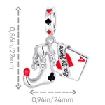 Ajoutez une touche de mystère et de jeu à votre bracelet avec ce charm en argent 925 représentant un As de cœur accompagné de la chaussure du Joker. Symbole de chance, de rebondissements et d’audace, ce bijou allie l’élégance du jeu de cartes à la folie et l’imprévisibilité du personnage du Joker.