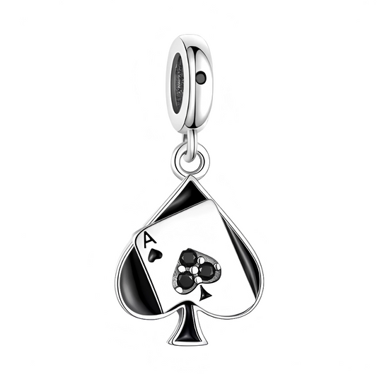 Affichez votre audace et votre goût pour les symboles puissants avec ce charm pendentif en argent orné d’un As de Pique noir, renfermant à l’intérieur une fine carte As de Pique. Ce bijou mystérieux et sophistiqué incarne la chance, le jeu et la force de caractère. Un accessoire unique pour les amateurs d’élégance originale, parfait pour donner du caractère à vos bracelets ou colliers.