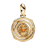 Apporte une touche élégante et mystique à ton bracelet avec ce charm pendentif Astrolabe inspiré de Game of Thrones. Ce bijou en plaqué or représente l’astrolabe emblématique de la saga, avec ses disques rotatifs, ses détails soleil, lune et étoiles, et son style raffiné. Un pendentif original et sophistiqué, parfait pour les fans de Westeros et des pièces symboliques.

Caractéristiques :

- Matière : Argent 925.
- Design : Astrolabe Game of Thrones avec disques pivotants et détails célestes.
- Dimensions :