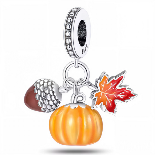 Adoptez l’esprit de l’automne avec ce charm élégant réunissant trois symboles de la saison : une citrouille orange irisée, un gland marron à chapeau argenté et une feuille d’érable émaillée rouge et orange. Confectionné en Argent 925 (S925), ce bijou offre une belle diversité de couleurs et de reliefs pour apporter chaleur et originalité à votre bracelet. Parfait pour célébrer les balades en forêt, les soirées cocooning et la magie de l’automne.