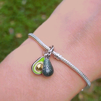 Ajoutez une touche de fraîcheur à votre collection avec ce charm unique en argent sterling S925, représentant un avocat parfaitement détaillé. Ce charm mignon et amusant capture la beauté et la santé de ce fruit tropical, symbole d'une alimentation saine et d'un style de vie équilibré. Idéal pour les amateurs de cuisine, de nutrition ou simplement pour ceux qui adorent les avocats, ce charm apportera une touche de fun à votre bracelet.