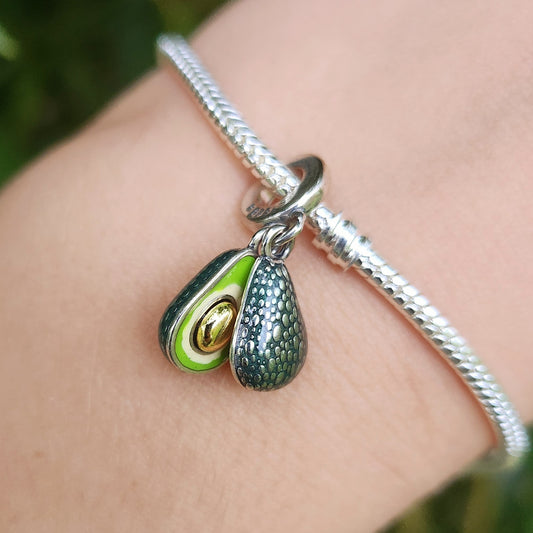 Ajoutez une touche de fraîcheur à votre collection avec ce charm unique en argent sterling S925, représentant un avocat parfaitement détaillé. Ce charm mignon et amusant capture la beauté et la santé de ce fruit tropical, symbole d'une alimentation saine et d'un style de vie équilibré. Idéal pour les amateurs de cuisine, de nutrition ou simplement pour ceux qui adorent les avocats, ce charm apportera une touche de fun à votre bracelet.

Compatible avec les bracelets Pandora, ce charm est parfait pour exprim