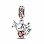 Suspendu à une bélière sertie de cristaux orange, l’axolotl en argent présente ses branchies stylisées comme de petites ailes et un regard pétillant très expressif. Entre ses pattes, il tient un grand cœur taille brillant dans une teinte orangée chaleureuse, qui apporte une touche de couleur vive et rappelle la joie de partager ses sentiments. Ce bijou au design ludique et attendrissant est idéal pour les fans d’axolotls, les amoureux des animaux kawaii ou pour offrir un message de love fun et original.