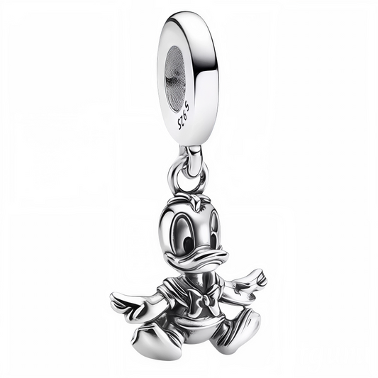 Craquez pour ce charm pendentif attendrissant mettant en scène bébé Donald, assis paisiblement dans une posture pleine d’innocence et de douceur. Entièrement réalisé en finition argentée brillante, ce bijou capte à merveille l’expression espiègle et la bouille irrésistible du célèbre caneton de Disney. Une pièce adorable qui fera fondre les collectionneurs et les amoureux des personnages classiques.