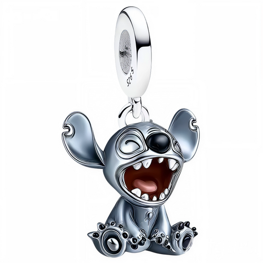 Apportez une dose d’espièglerie et d’adorable chaos à votre bijouterie avec ce charm pendentif représentant bébé Stitch assis, bouche grande ouverte dans un cri aussi mignon que comique. Avec ses détails argentés brillants et ses accents de bleu vif, ce bijou capture toute la personnalité turbulente et attachante de ce personnage culte. Un accessoire parfait pour celles et ceux qui aiment se démarquer avec humour et tendresse.