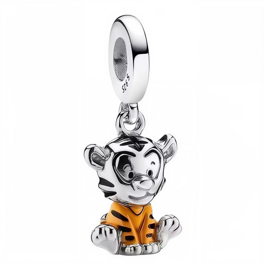 Apportez une touche sauvage et adorable à votre collection avec ce charm pendentif représentant un bébé tigre, alliant douceur et esprit félin. Sa tête finement travaillée en argent brillant contraste magnifiquement avec son corps vibrant orange rayé de noir, capturant à la fois la puissance et la tendresse de ce petit félin. Un bijou parfait pour les amoureux des animaux et des designs originaux.